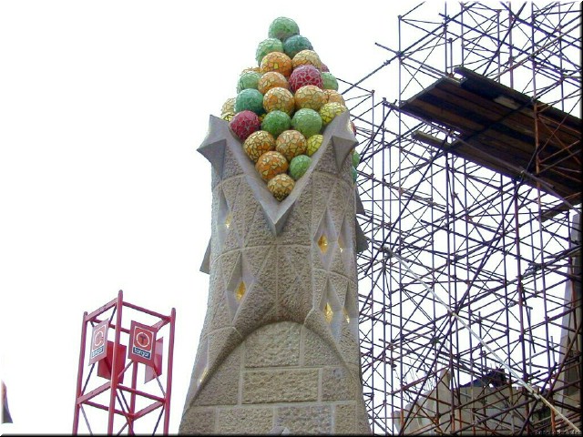 When looked at up close, some of the spires turn out to be bowls of fruit. Weird.